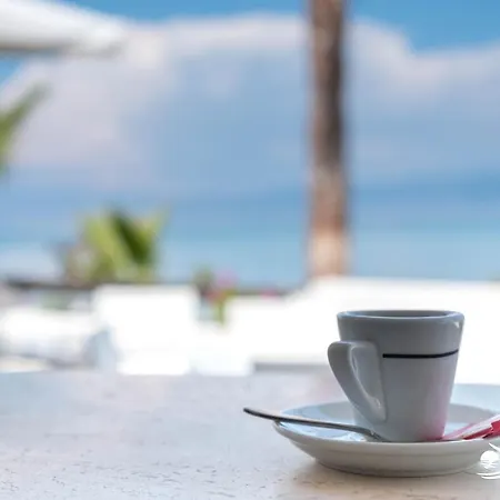 아파트호텔 Albatros 브리아티코